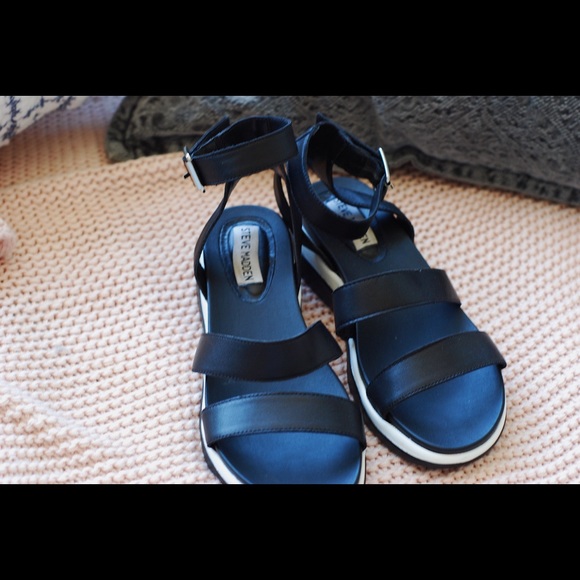 Sandals - Picture 2 of 3